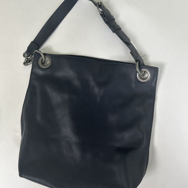 Schwarze Schultertasche
