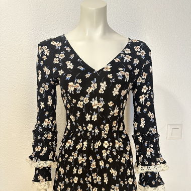 Verspieltes Kleid mit Rückenausschnitt