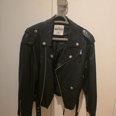 Schwarze Kunstlederjacke