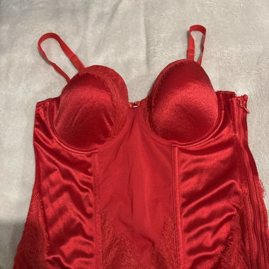 Bustier rouge très osé 
