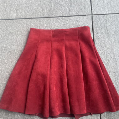 Rote Plisseerock