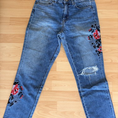 Damen-Jeans mit Blumenstickerei