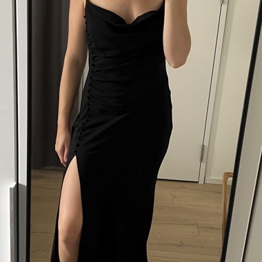 Langes schwarzes Kleid