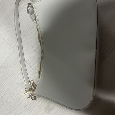 Weisse Tasche mit goldem Reissverschluss 