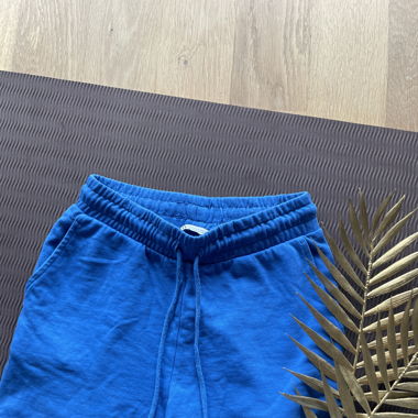 Blaue kurze Trainerhosen 