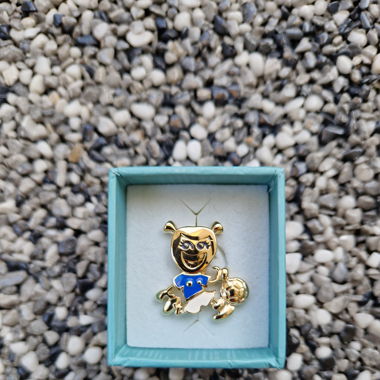 Pin de football "Fille" de Pierre Lang, doré
