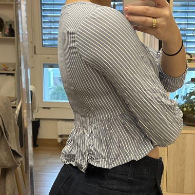 Blaue Bluse mit weissen Streifen