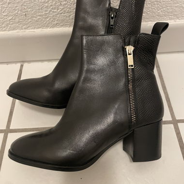 Schwarze Leder-Stiefeletten mit Blockabsatz