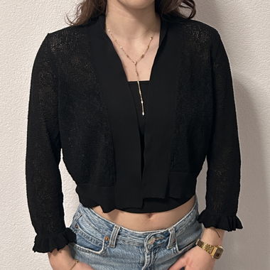 Leichter kurzer schwarzer Cardigan
