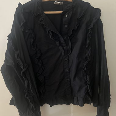Blusa nera con volant e abbottonatura