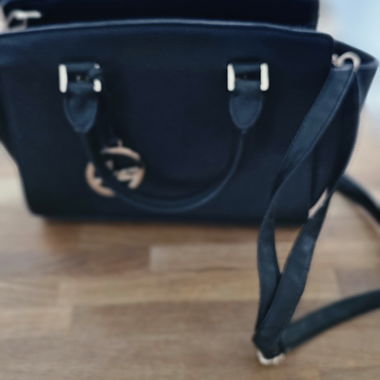 Sac à main noir avec bandoulière