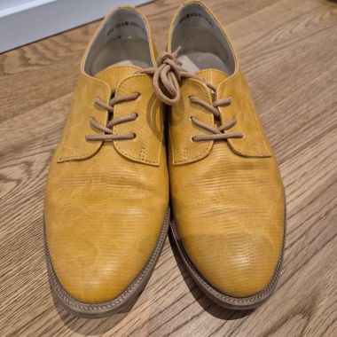 Gelbe Schnuerschuhe
