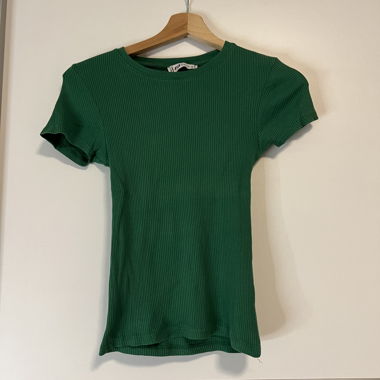 Grünes, geripptes T-Shirt mit kurzen Ärmeln, Grösse S