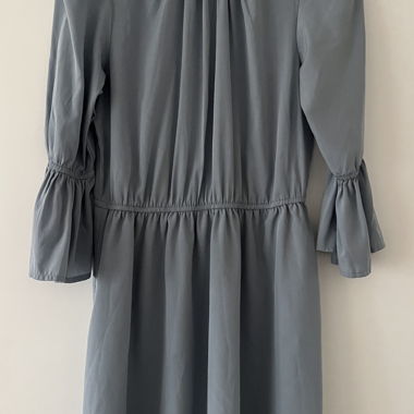 Abito midi turchese con maniche arricciate