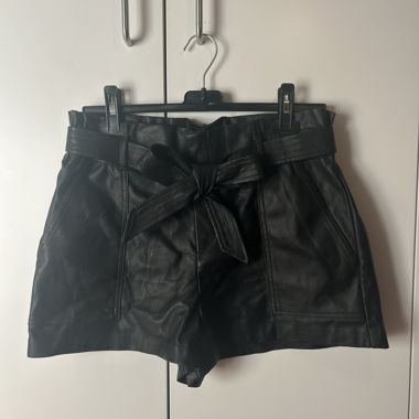 Short en similicuir noir Zara avec ceinture