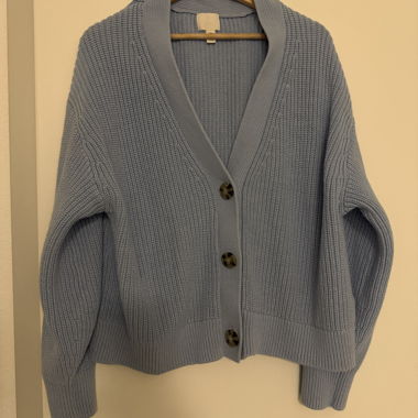 Hellblaue Strickjacke