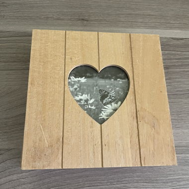 Scatola decorativa in legno con finestra a forma di cuore