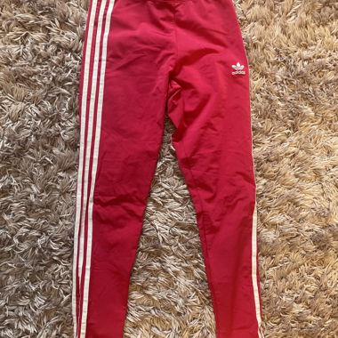 Rote Adidas Leggings mit Streifen