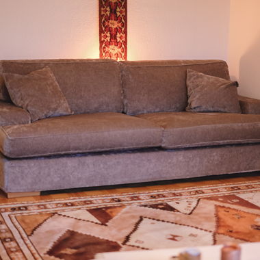 Samtig graues Sofa