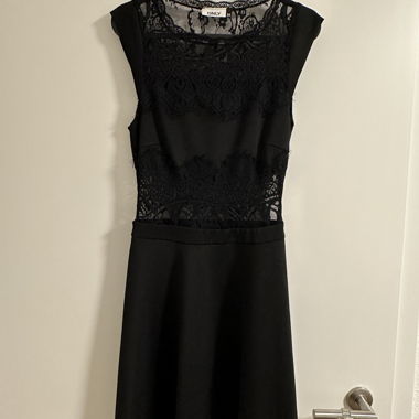 Schwarzes Spitzenkleid