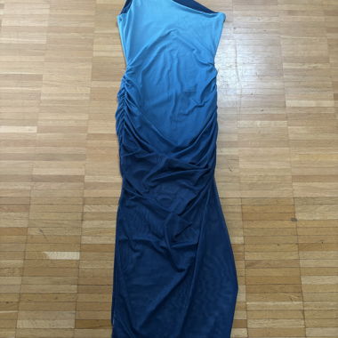 Robe bleue à une épaule