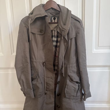 Trench Burberry taupe con cappuccio
