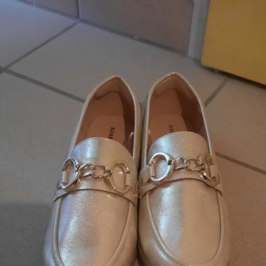  Chaussures dorées 