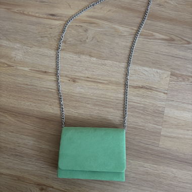 Sac bandoulière vert avec chaîne