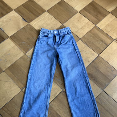 Jeans a gamba larga con vita regolabile