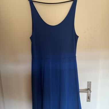Blaues Tragerkleid