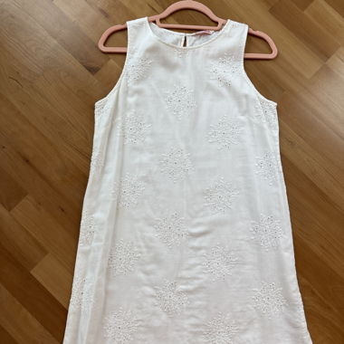 Weisses ärmelloses besticktes Kleid