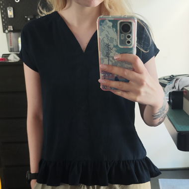 Luftiges, dunkelblaues Shirt