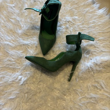 Heeled shoes
