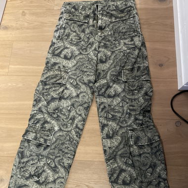 Pantaloni cargo con stampa serpente