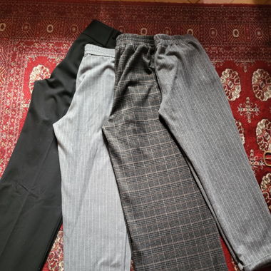 Quatuor incontournable. 4 pantalon, taille 42.