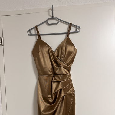 Elegantes Cocktailkleid in Bronze mit Wickeloptik 
