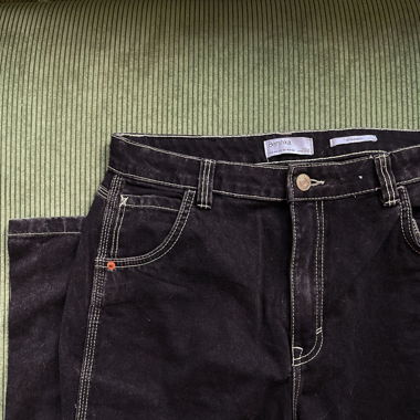 Schwarze Jeans mit weissen Nähten