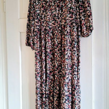 Langes geblümtes Kleid