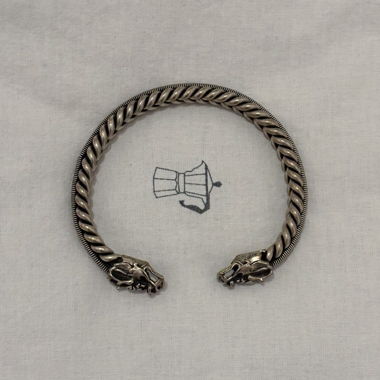 Bracciale a polsino tono argento, estremità a testa di animale