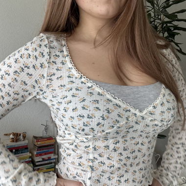 Long sleeve crop top with flower prints