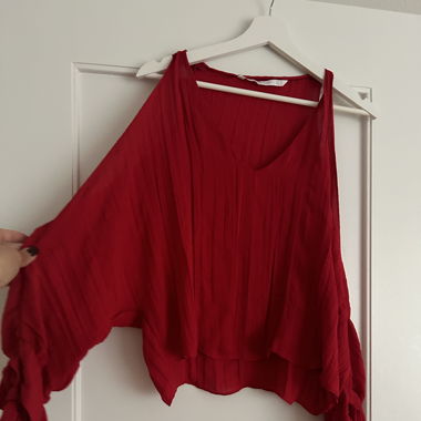 Rote Bluse mit offenen Schultern