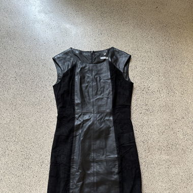Schwarzes Kleid in Lederoptik