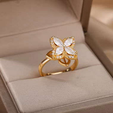 Trebol Crystal Ring