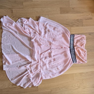 Robe rose épaules dénudées