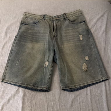 Shorts in denim distressed