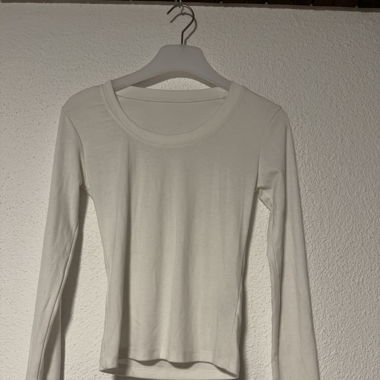 Drei Basic Langarm Oberteile 