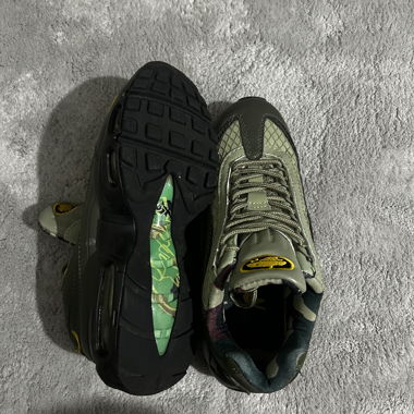 Sneakers in Olive Green