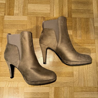 Bottines à talons hauts en daim taupe