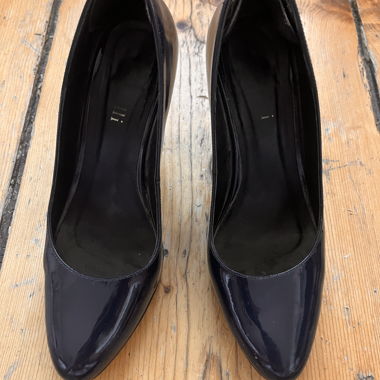 Dunkelblaue Lack-High-Heels