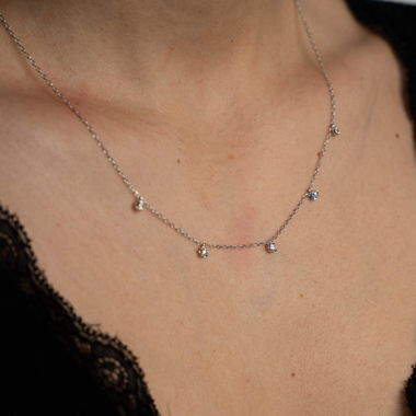 Silberne Kette mit Steinen